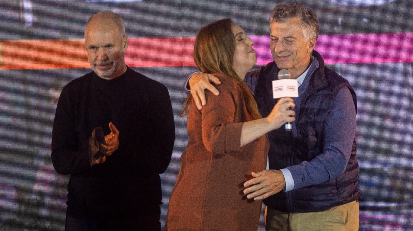 Escoltada por Horacio Rodríguez Larreta, María Eugenia Vidal saluda a Mauricio Macri en la celebración de la victoria en las PASO 2021 (Foto: NA - Damián Dopacio).