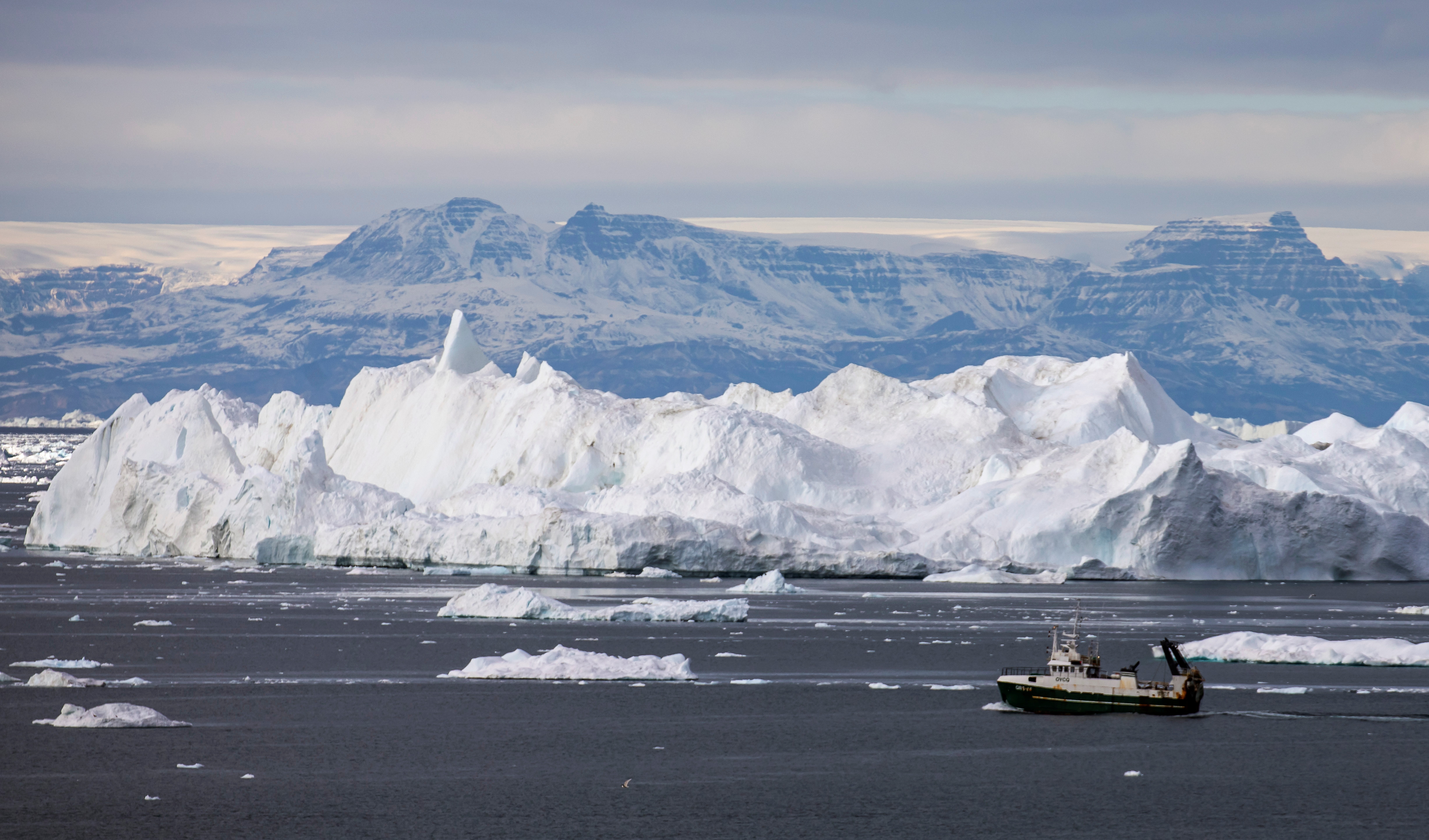 Un barco de pescadores navega por icebergs cerca de Ilulissat, Groenlandia (Foto: Reuters).