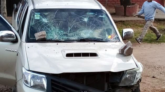La adolescente abandonó su camioneta tras el accidente. (Foto: Twitter/Cesar Juarez).