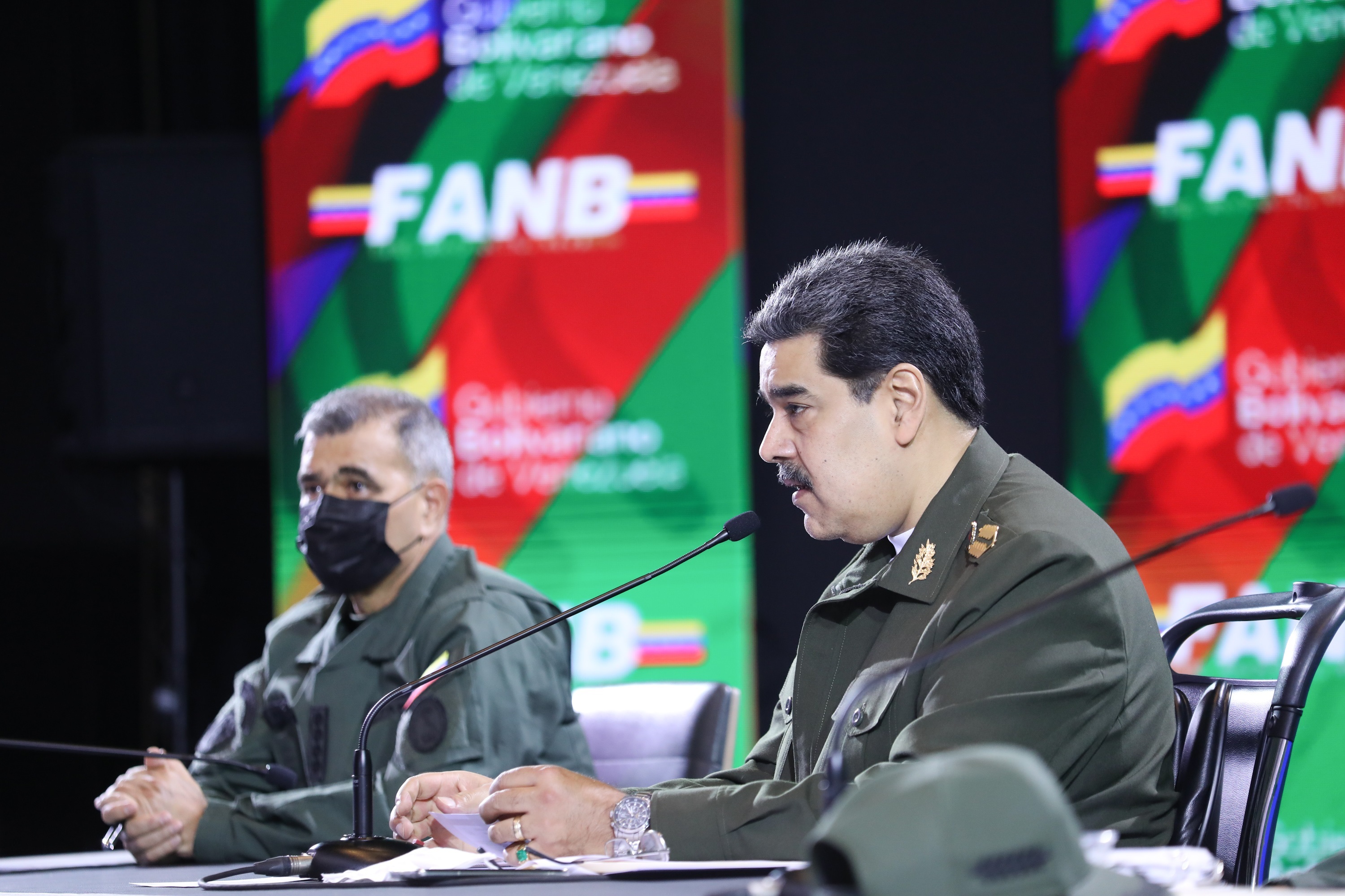 AME9970. CARACAS (VENEZUELA), 14/10/2021.- Fotografía cedida por prensa de Miraflores del presidente venezolano, Nicolás Maduro, en un acto gubernamental, hoy jueves 14 de octubre del 2021 en Caracas (Venezuela). Maduro aseguró este jueves que ordenó a los 560 jefes militares de las unidades tácticas de la Fuerza Armada Nacional Bolivariana (FANB) ajustar los planes para liberar al país de grupos "terroristas, armados, narcotraficantes de Colombia". EFE/PRENSA MIRAFLORES/ SOLO USO EDITORIAL/SOLO DISPONIBLE PARA ILUSTRAR LA NOTICIA QUE ACOMPAÑA(CRÉDITO OBLIGATORIO)
