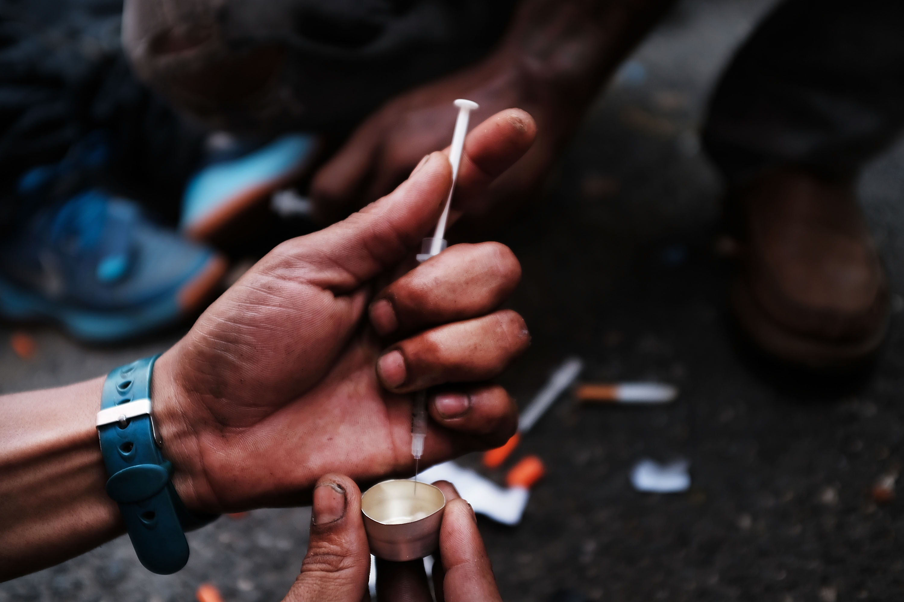 La Iglesia aseguró que las restricciones sanitarias agravaron la situación que se vive con las adicciones y la drogadependencia.. (Foto: AFP/ Spencer Platt).