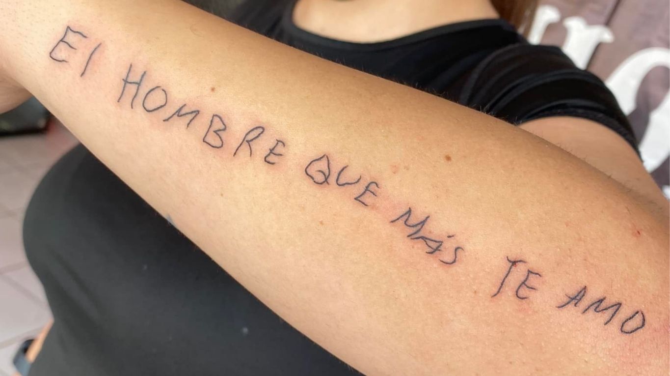 Una chica se tatuó el último mensaje que le escribió su papá antes de morir  y su historia se viralizó | TN