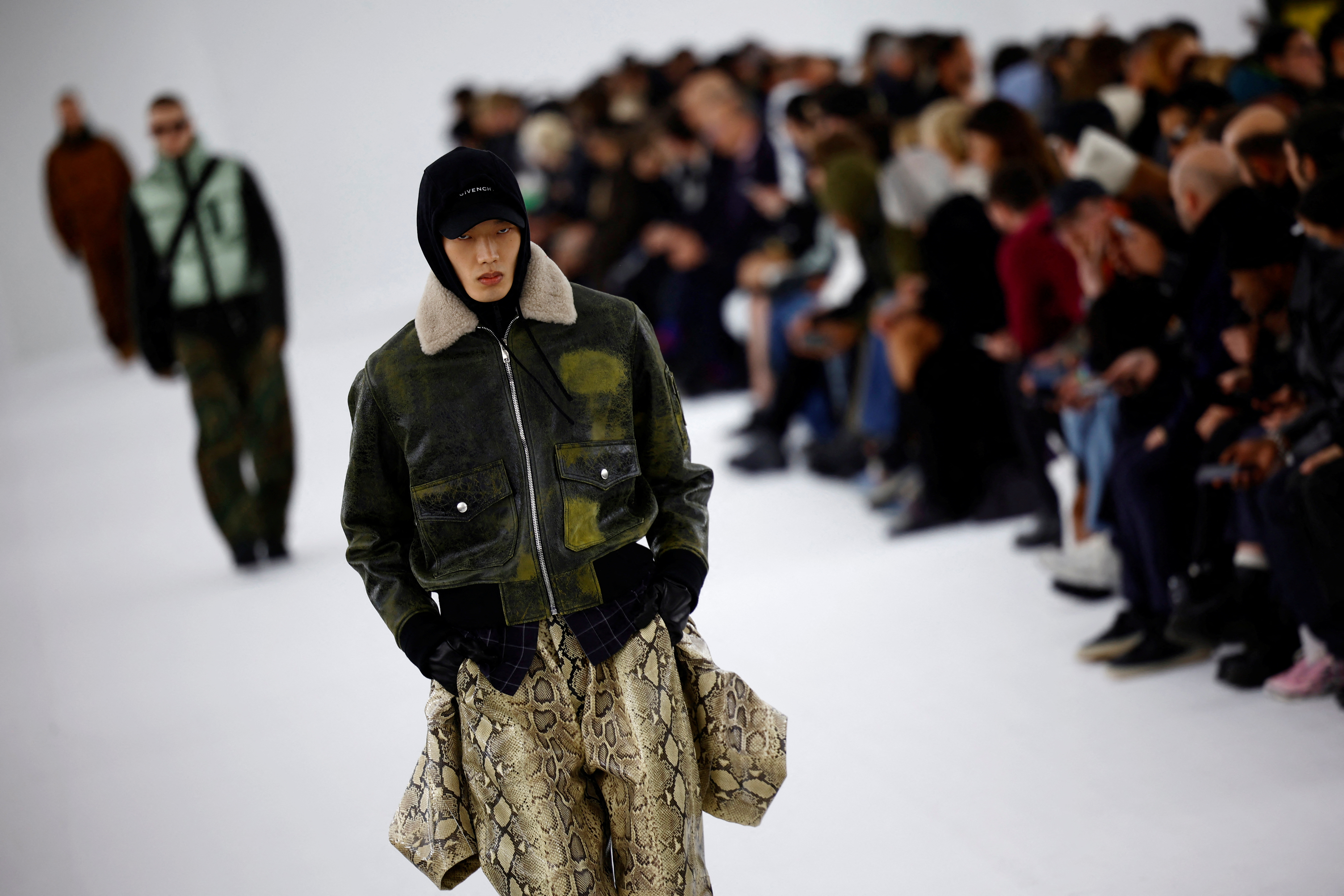 Rosalía abre el desfile masculino de Louis Vuitton con un look