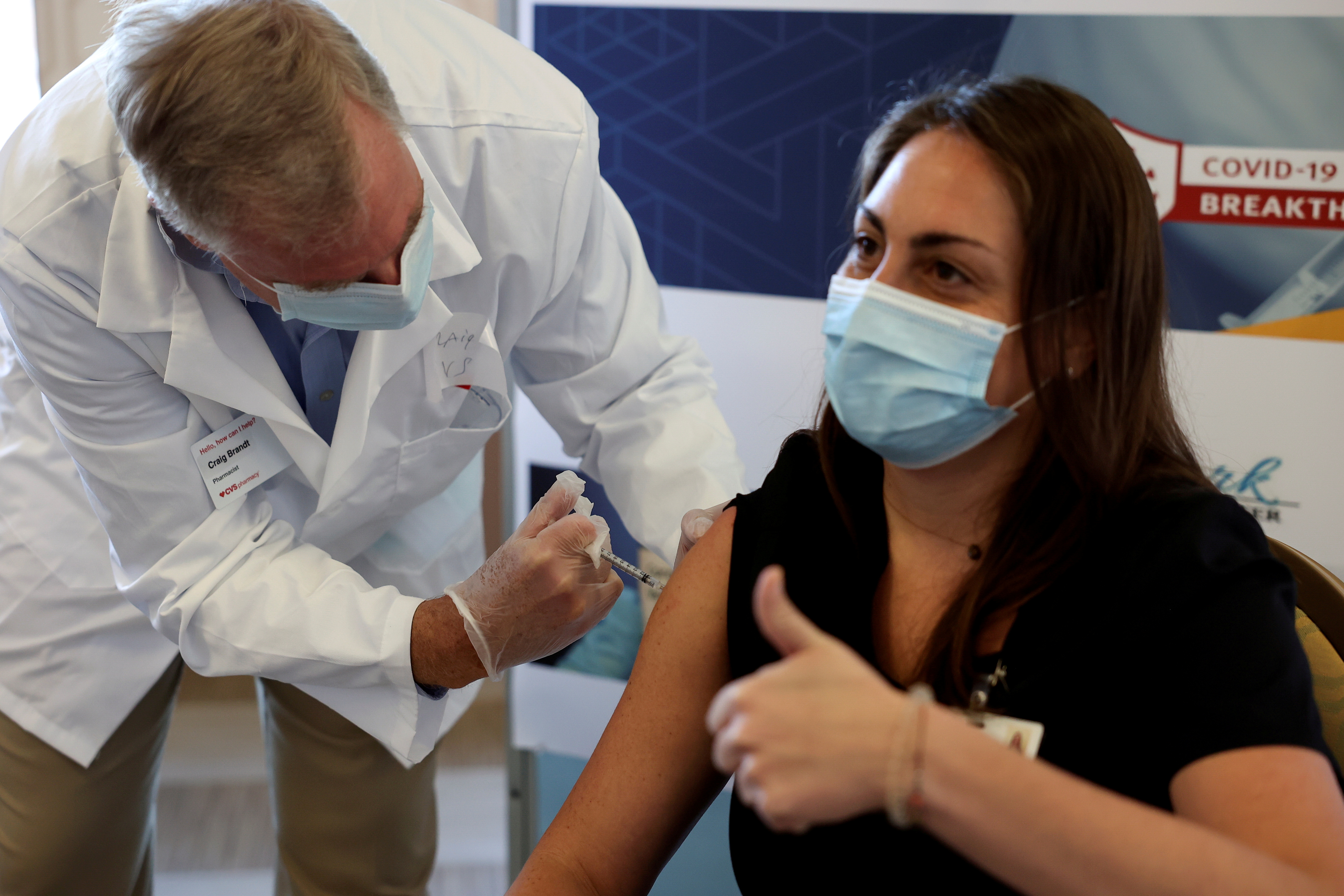 Una mujer recibe la vacuna de Pfizer en Brooklyn, Nueva York. Fuente: REUTERS/Yuki Iwamura/File Photo