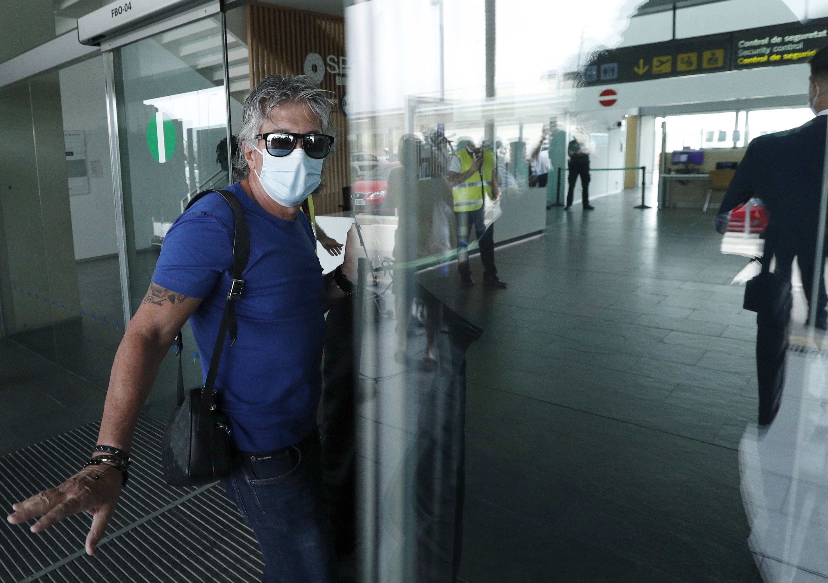 -FOTODELDÍA- BARCELONA 10/8/2021.- El padre del delantero argentino Lionel Messi, Jorge Messi, a su llegada este mediodía a la Terminal corporativa del Aeropuerto del Prat de Barcelona, desde donde partirá acompañado por su hijo para formalizar el contrato por el club francés del París Saint Germain. EFE/Alejandro Garcia
