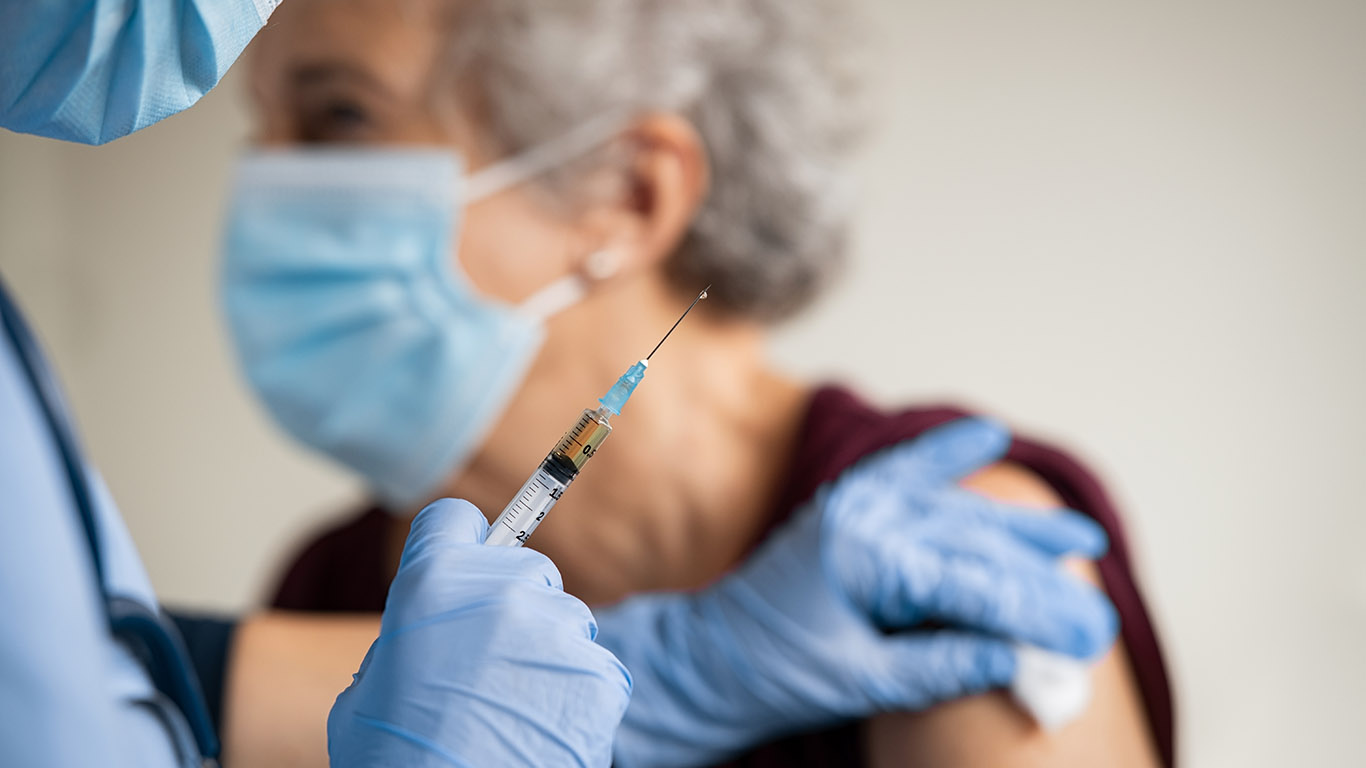 Esta inmunización estará destinada a adultos mayores, el ensayo se realizará en el Hospital Militar y estará liderado por Gonzalo Pérez Marc. (Foto: Adobe Stock).