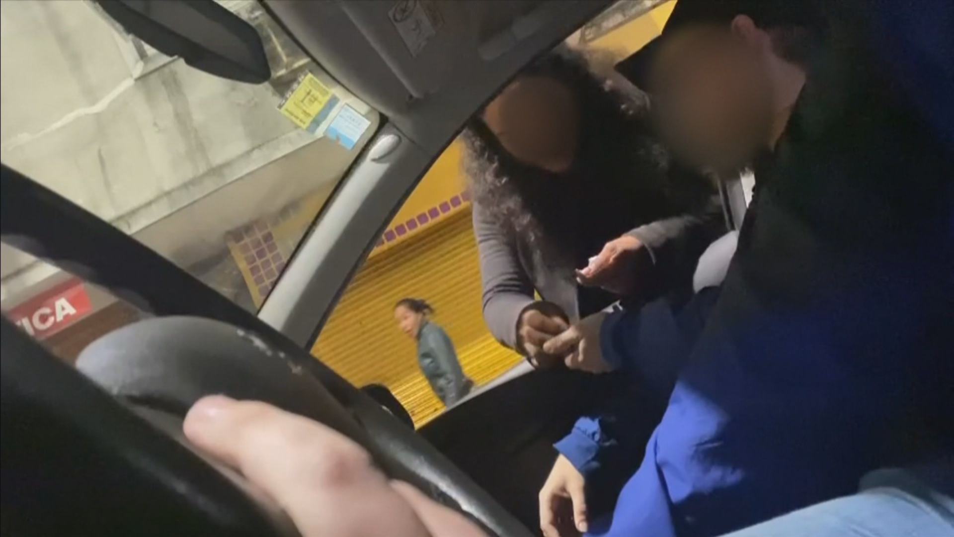 Video exclusivo: así venden cocaína en la calle a dos cuadras de una sede de la Policía bonaerense