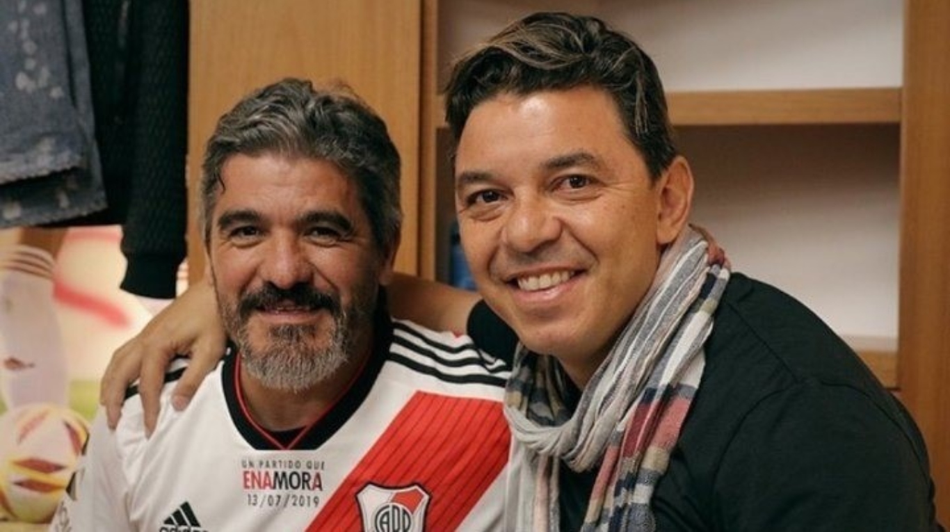 Una remera, una foto y la palabra “lealtad”: El Burrito Ortega bancó a Marcelo Gallardo tras la eliminación de River en la Copa Libertadores.