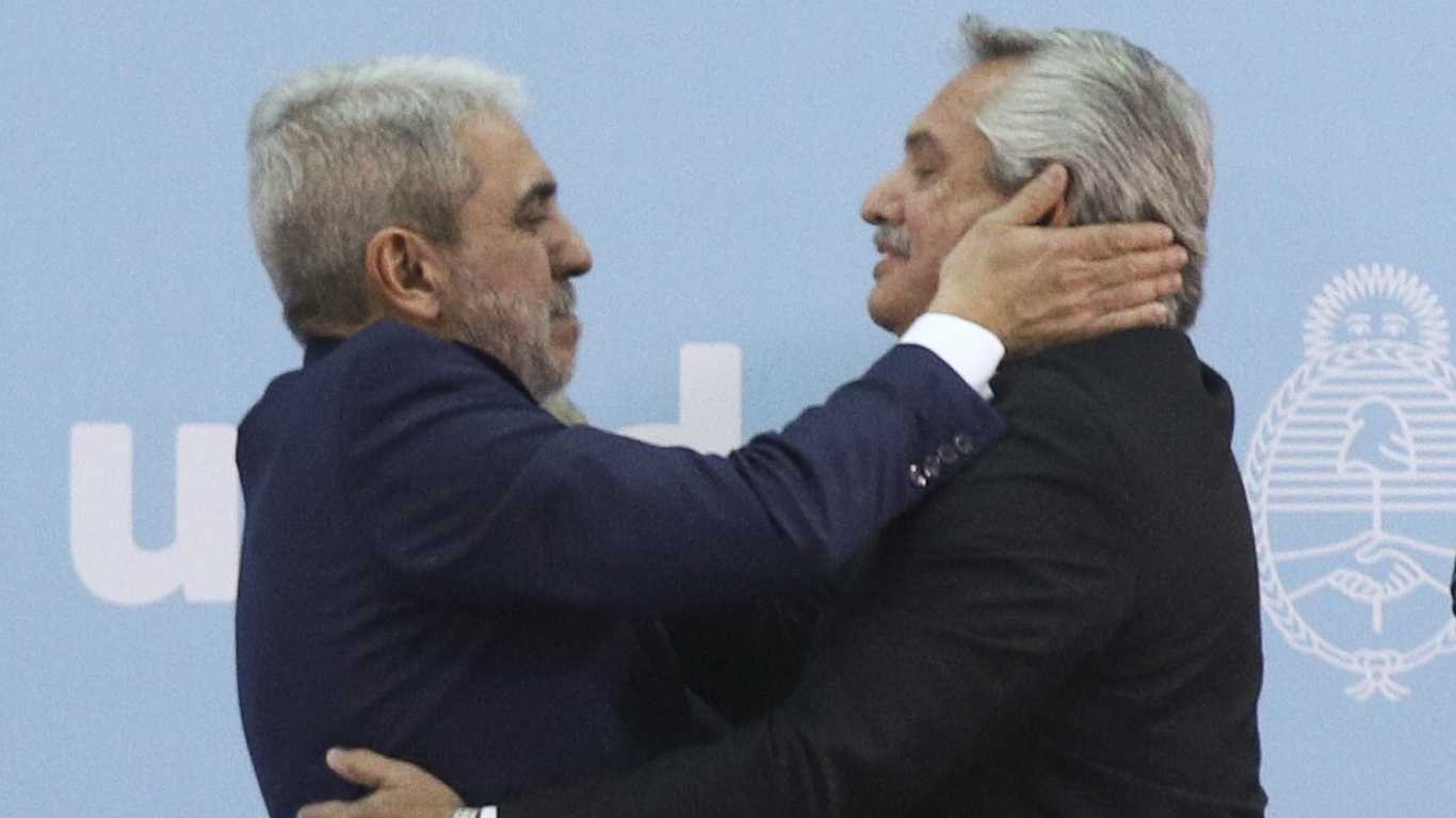 El presidente Alberto Fernández saluda a Aníbal Fernández en la asunción de este último como nuevo ministro de Seguridad. (Foto: NA/Damián Dopacio)