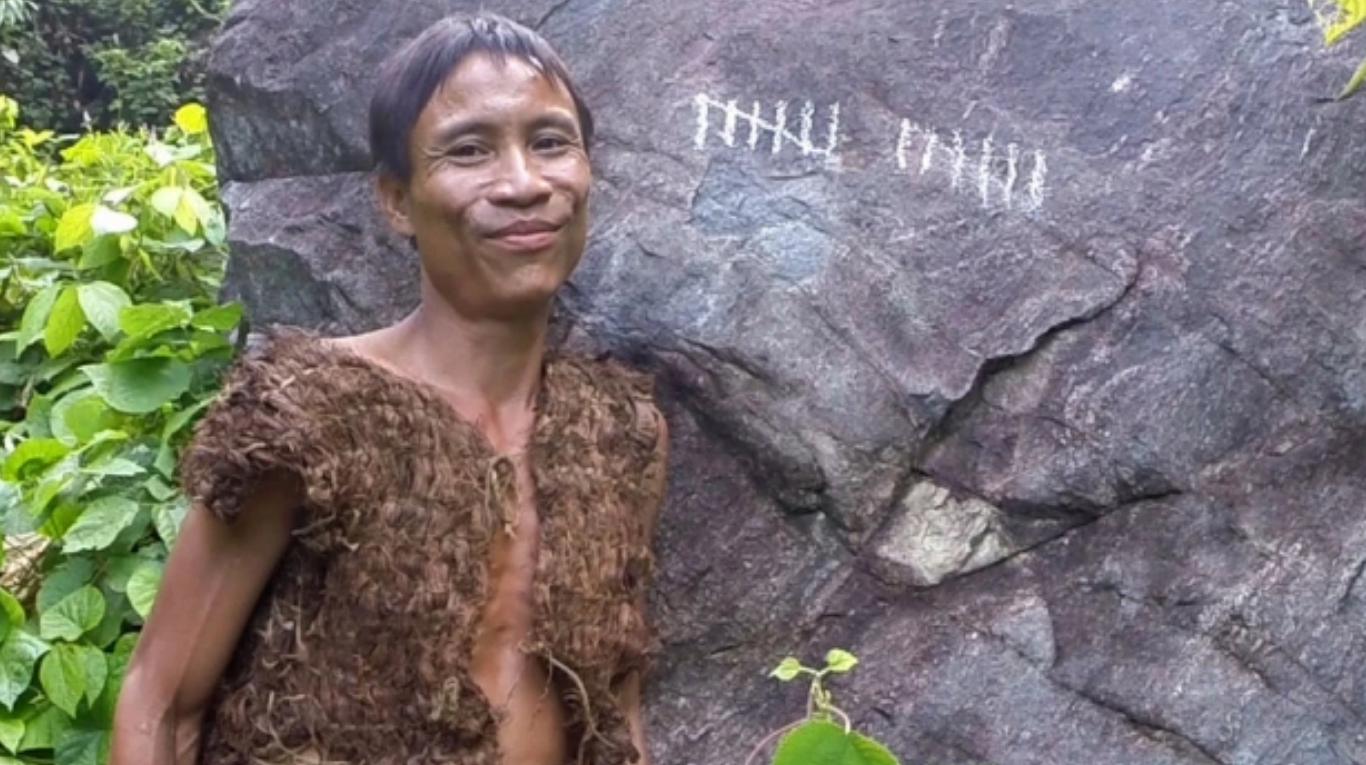 Ho Van Lang, de 49 años, y su padre, Ho Van Thanh, pasaron cuatro décadas construyendo casas en los árboles, vistiéndose con taparrabos hechos con la corteza de un árbol y cazando ratas para su cena. No por nada a este hombre se lo asemeja con Mowgli, el personaje del “Libro de la Selva”, por su crianza en la naturaleza. (Foto: Docastaway)