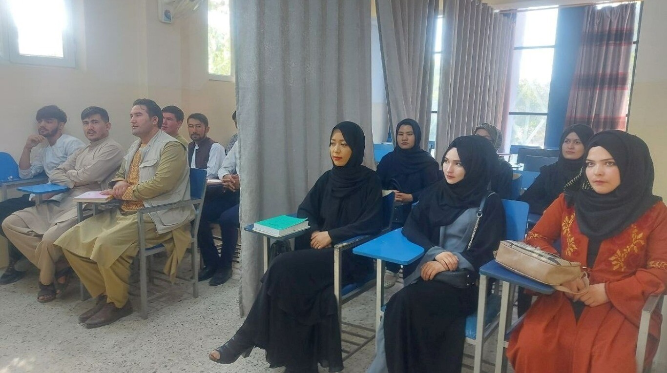 Estudiantes separados por sexos en la misma aula en la Universidad de Avicenna en Kabul (Reuters)