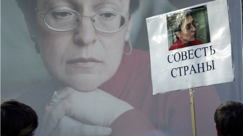 La periodista rusa fue asesinada hace 15 años en la escalera de su casa (Foto: AFP)