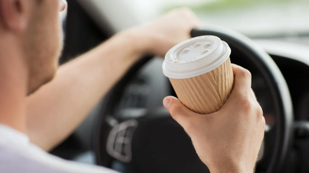 Dejó un café en su auto por dos días y cuando lo fue a tirar encontró algo impresionante: “El más argentino”