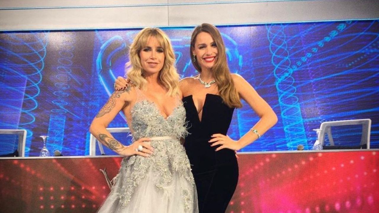 Florencia Peña compartió una foto desnuda en su camarín y comparó su cola con la de Pampita