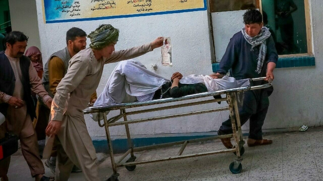 Un grupo de civiles traslada a un herido en Kabul (Foto: AFP)