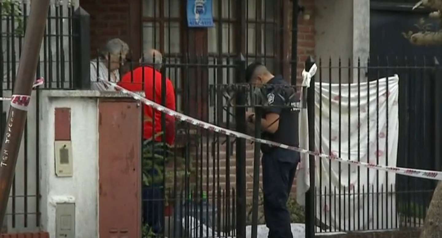 Mataron de una puñalada a un chico de 17 años para robarle en la puerta de la casa de los abuelos