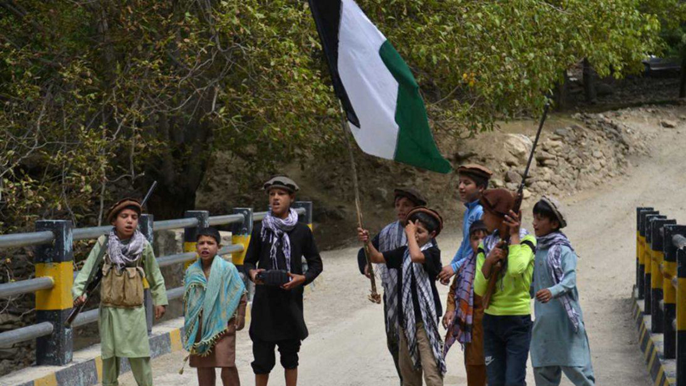 Niños muestran sus armas y hacen flamear la bandera de la Alianza del Norte en el Valle de Panshir (Foto: AFP)