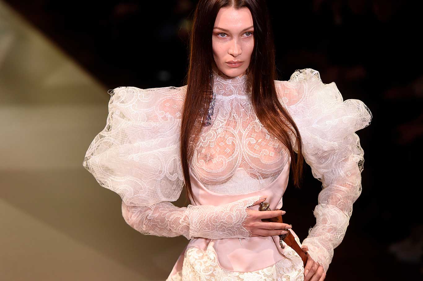 Bella Hadid desfiló con un vestido de novia transparente y una daga en la  cintura | TN