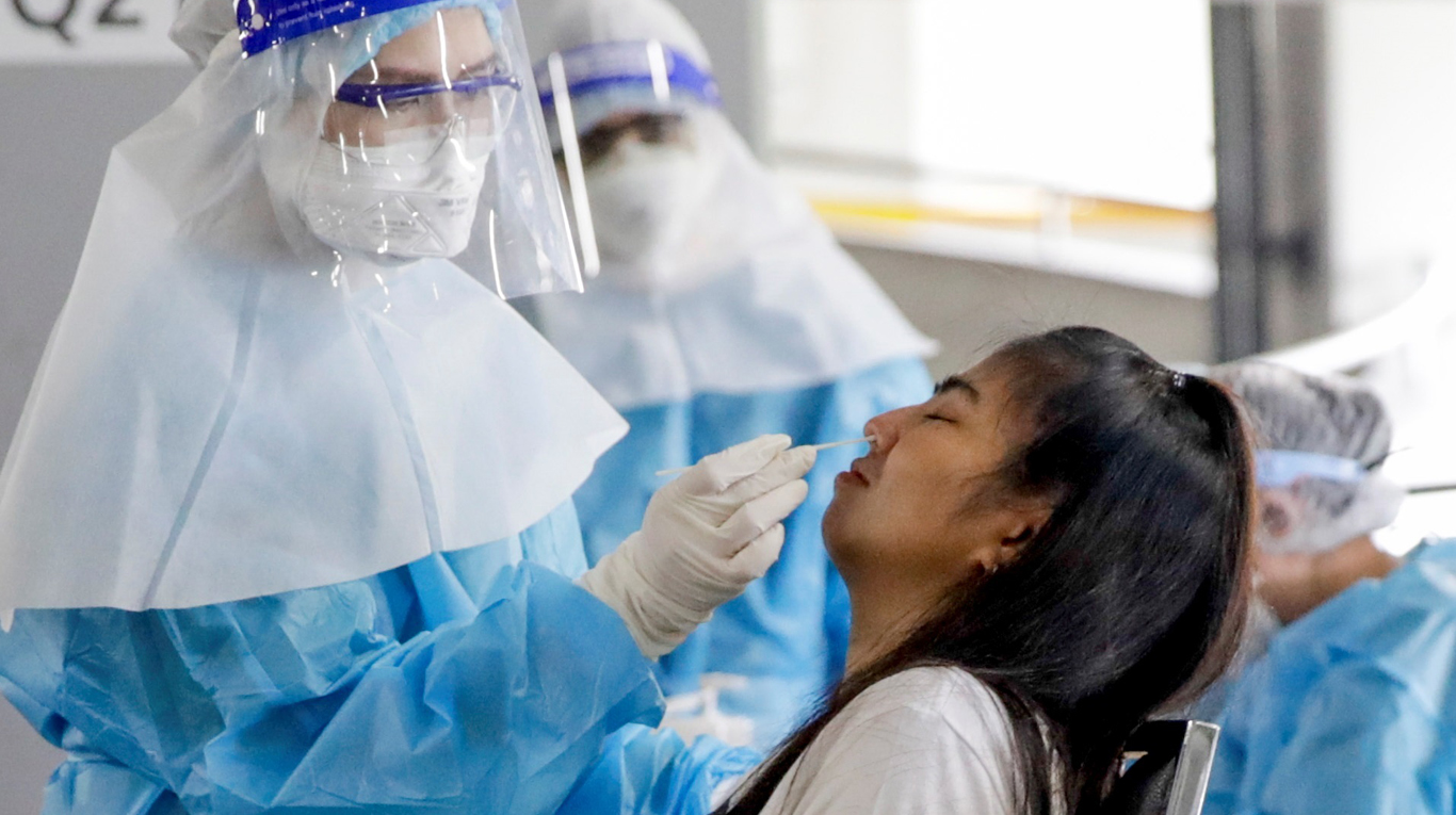 Emulando lo ocurrido con la polio, la vacuna nasal podría ser la respuesta a la pandemia (Foto: EFE/EPA/DIEGO AZUBEL)