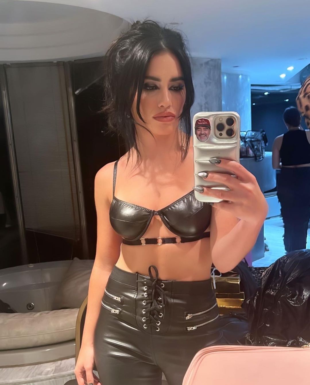 Los Looks de Lali Espósito y Romina Malaspina: mini tops, efecto cuero y  piel al desnudo | TN