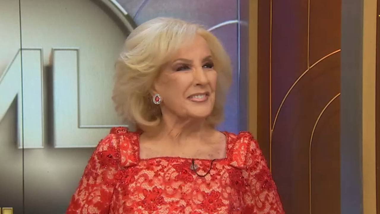 Mirtha Legrand deslumbró con un vestido rojo de encaje. Foto: eltrece