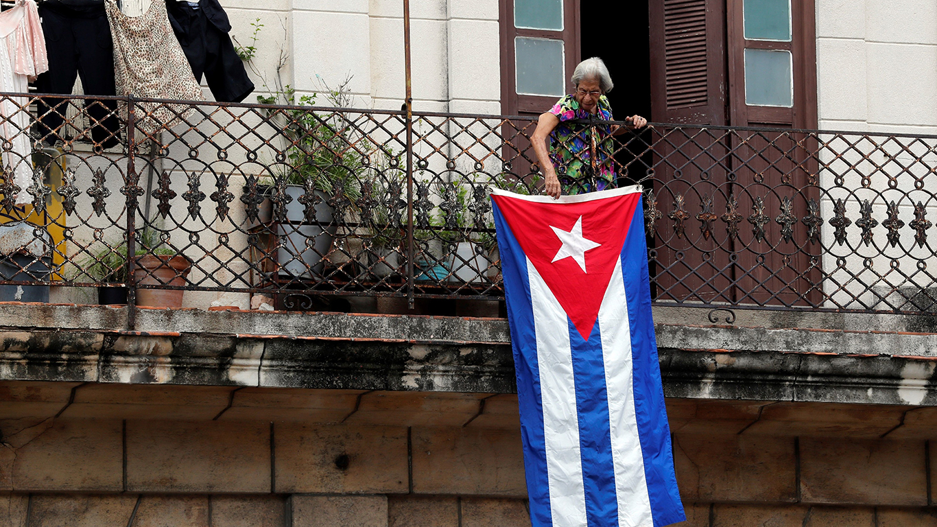 Una mujer se asoma a un balcón de un edificio de La Habana (Foto: EFE)