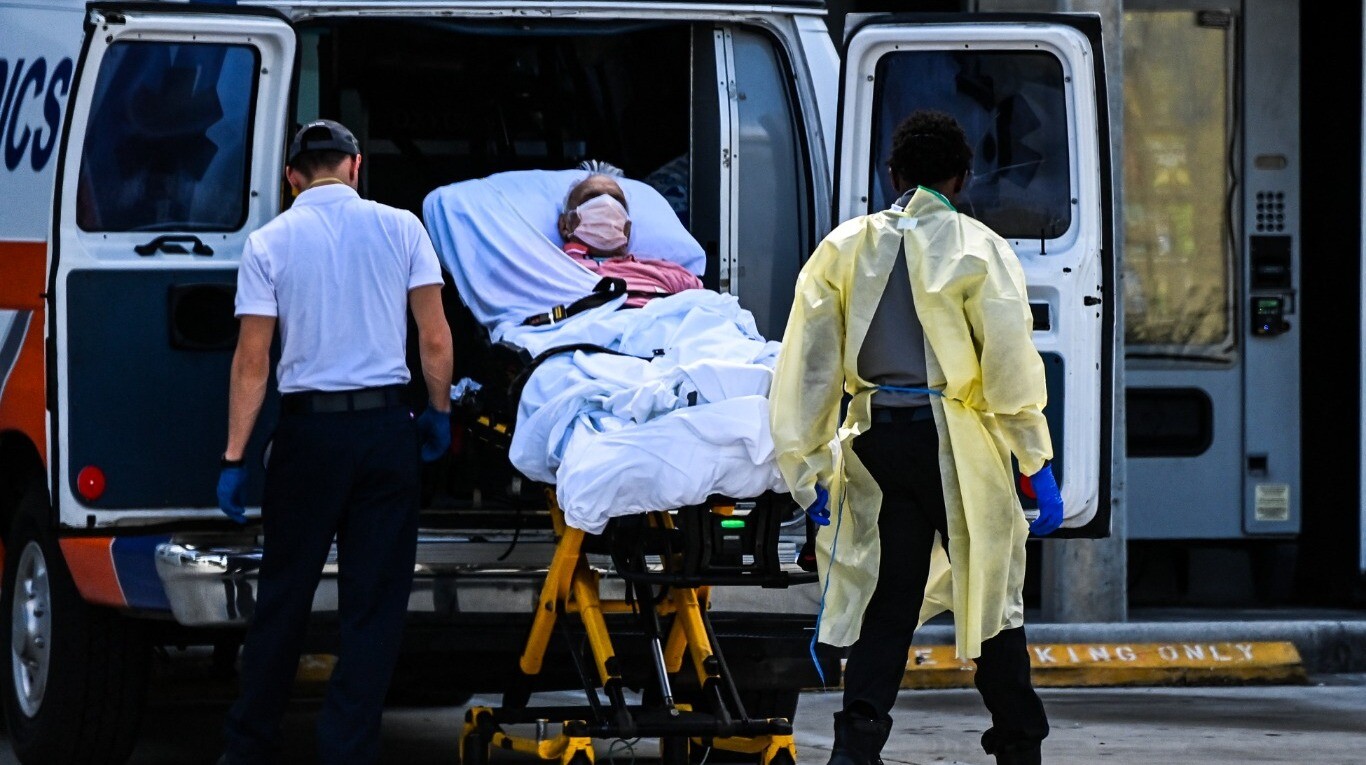 Paramédicos trasladan a un paciente con coronavirus a un hospital en Miami. (Foto: AFP/Chandan Khanna).