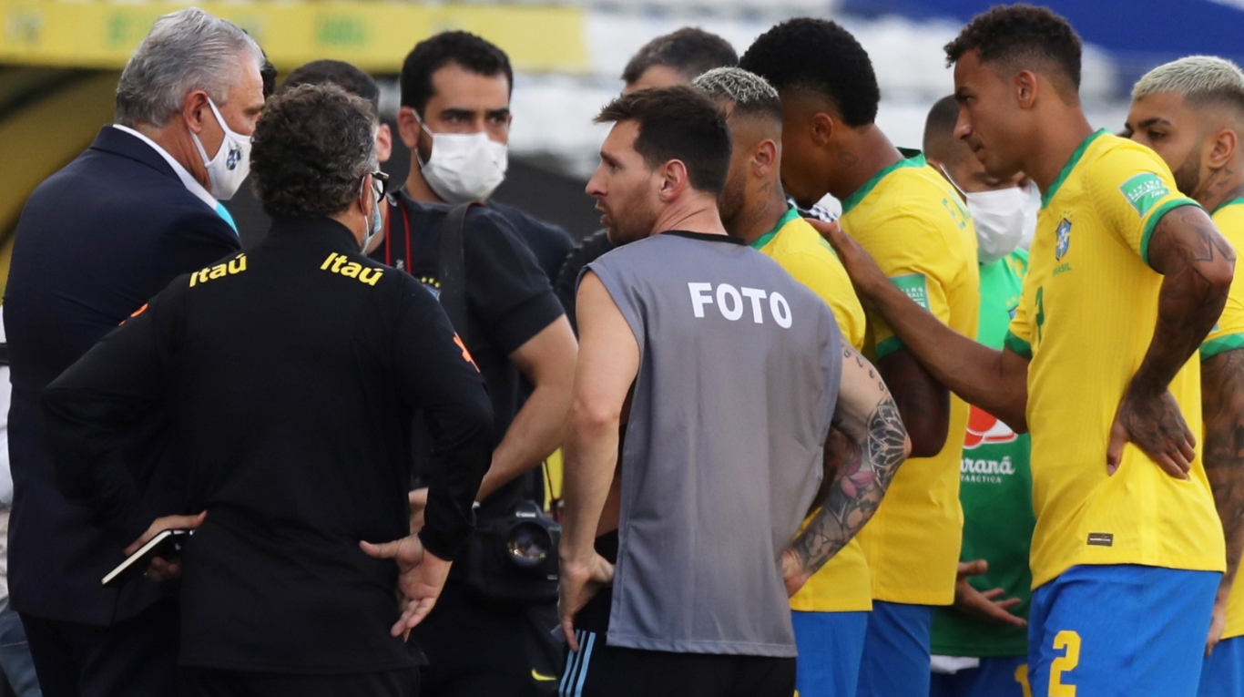 Misterio revelado: salió a la luz por qué Messi usó una pechera de fotógrafo después de la suspensión de Brasil-Argentina. (Reuters)