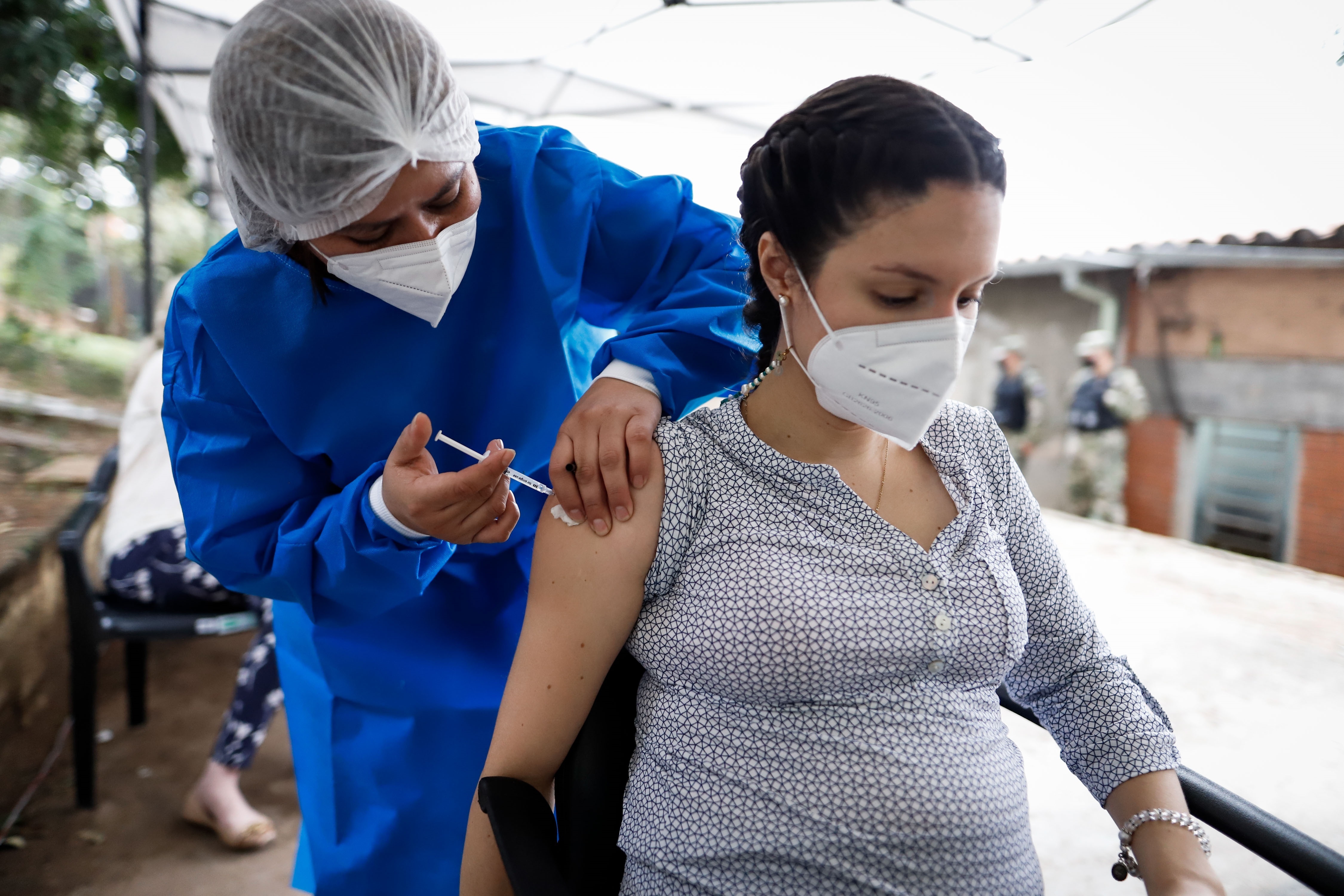 Recomiendan que las embarazadas se vacunen, ya que tienen más probabilidades de enfermar gravemente por COVID-19. (EFE)
