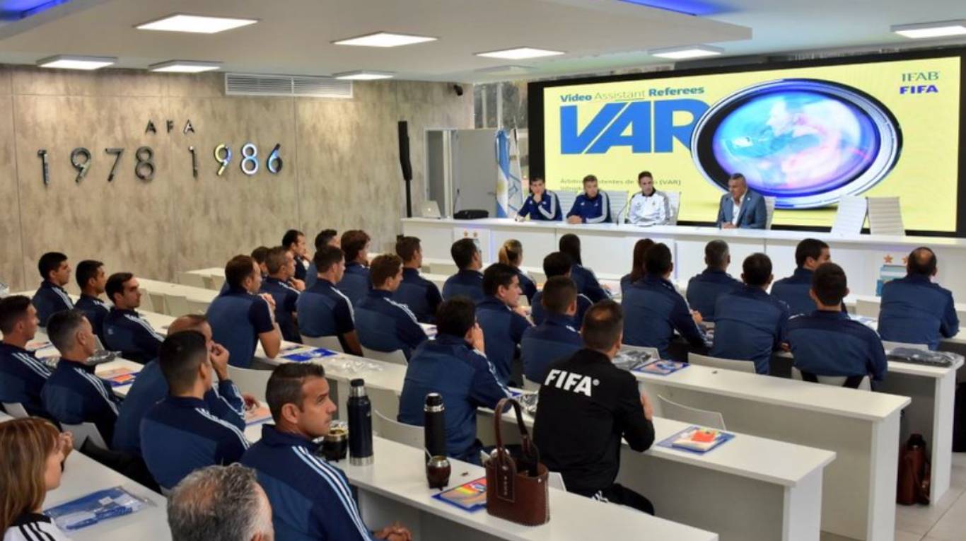 “El fútbol argentino no puede estar al margen”: La Liga Profesional admitió que habrá VAR en el próximo torneo. (Foto: AFA)