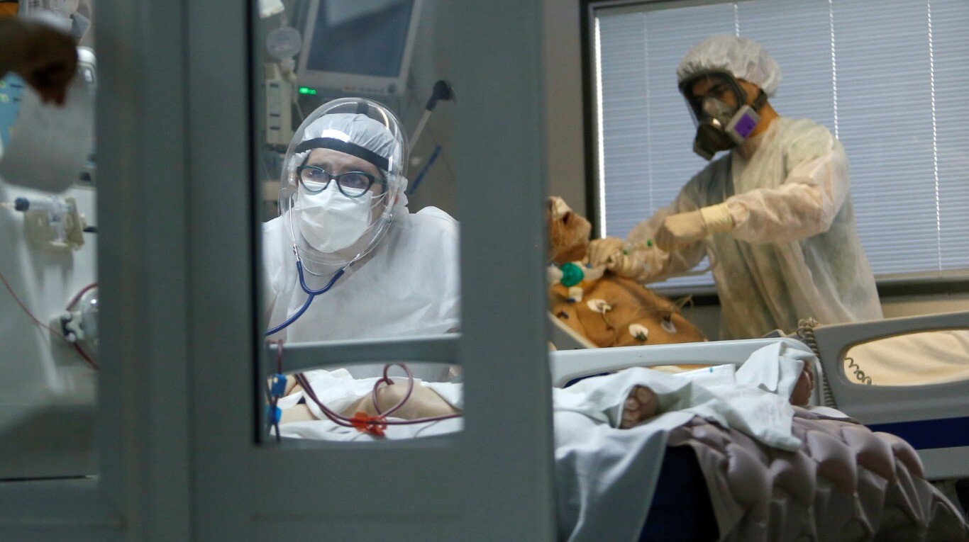 Médicos tratan a pacientes contagiados con Covid-19 en un hospital de La Plata. (Foto: REUTERS/Maria Paula Avila).