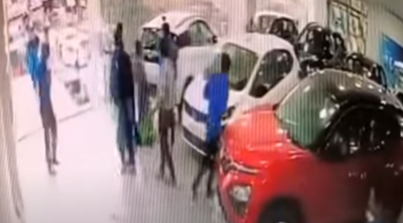 El comprador estrella el auto al salir por error de la agencia. Captura de video de YouTube Telangana Today.