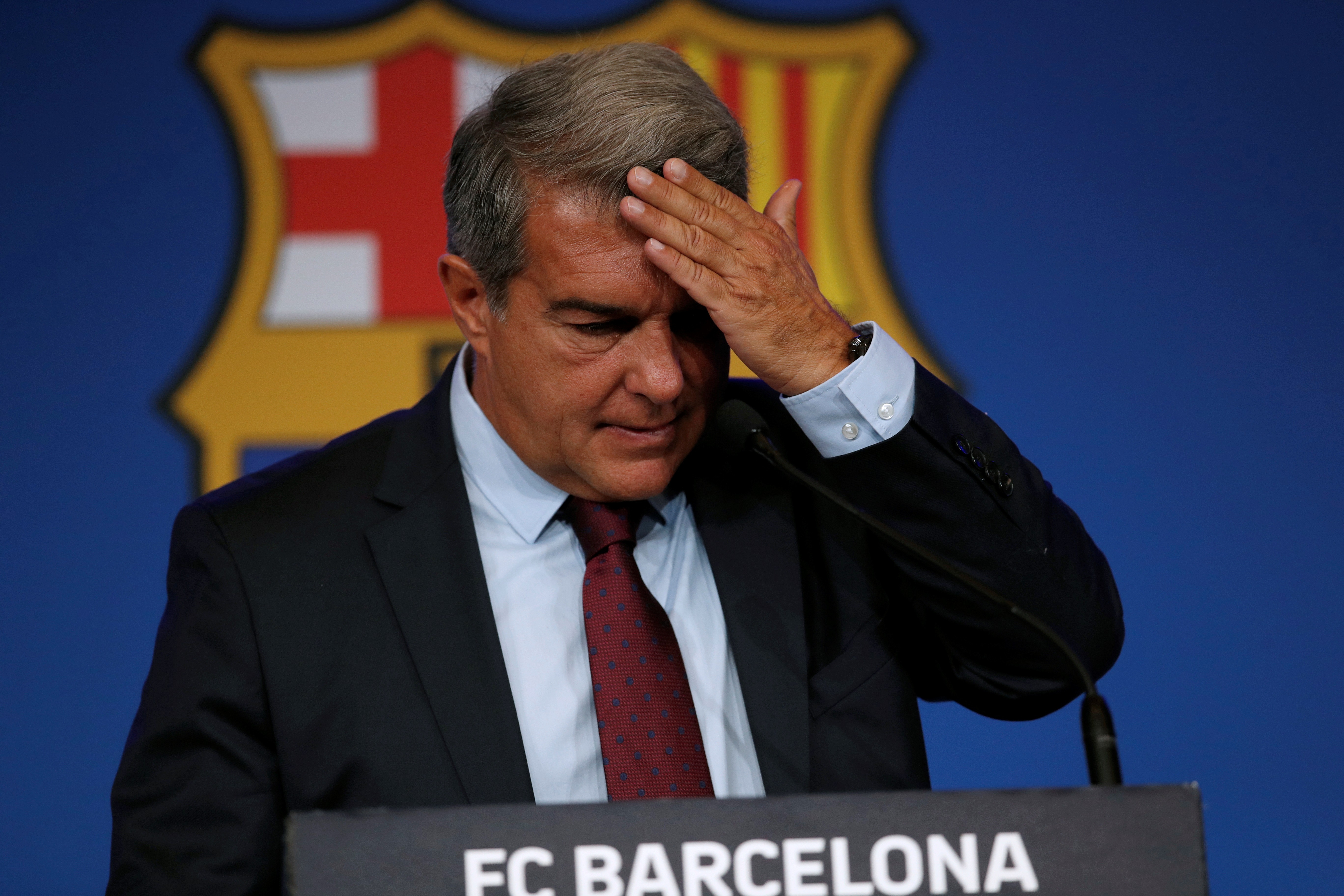 -FOTODELDÍA- BARCELONA, 06/08/2021.- El presidente del FC Barcelona, Joan Laporta, da una rueda de prensa para explicar los motivos por los que delantero argentino Lionel Messi no renovará por el conjunto azulgrana este viernes en el Camp Nou, en Barcelona. EFE/Alejandro García
