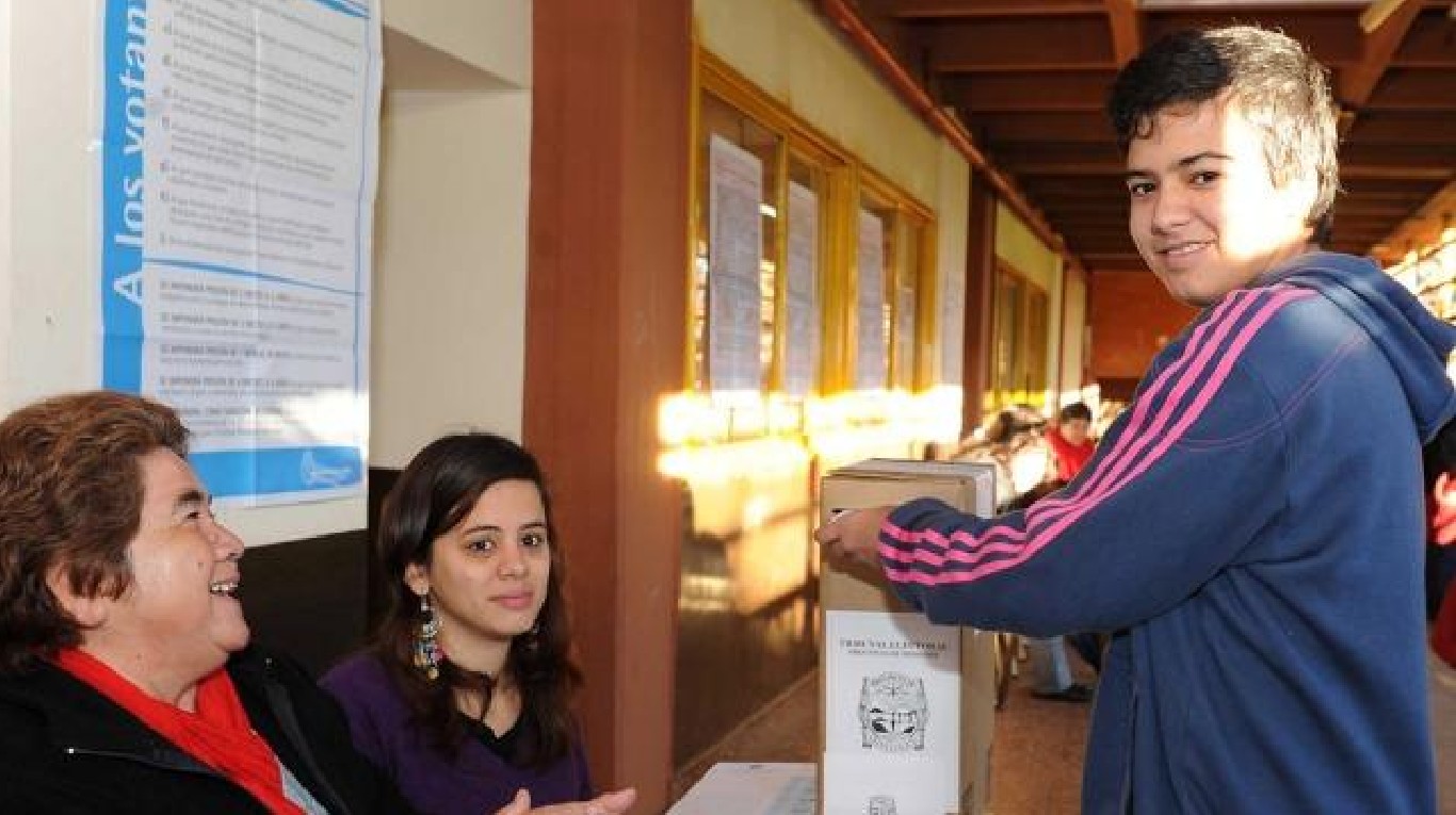 Las personas de 16 y 17 años, y aquellos de 15 que cumplen 16 antes de la elección, tienen derecho a votar (Foto: Télam).