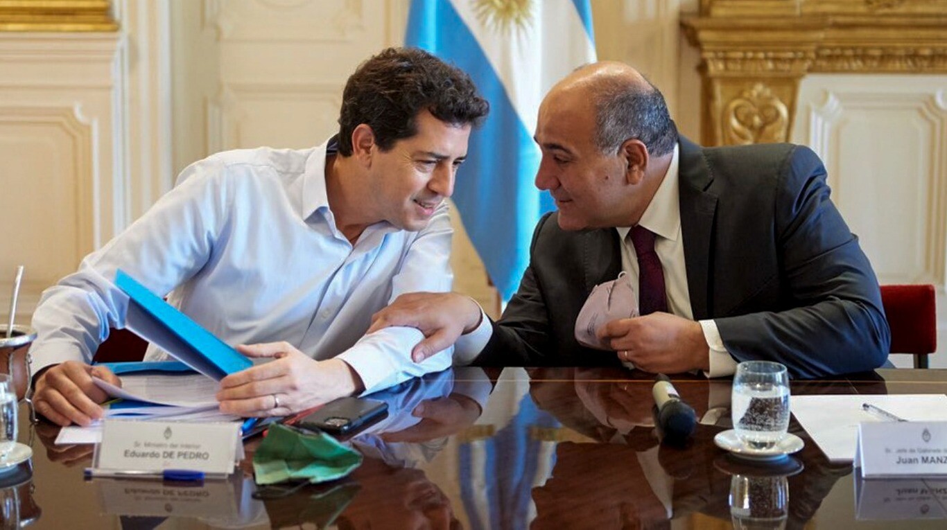El ministro del Interior Eduardo "Wado" de Pedro y el jefe de Gabinete Juan Manzur en una reunión en Casa Rosada (Foto: NA).