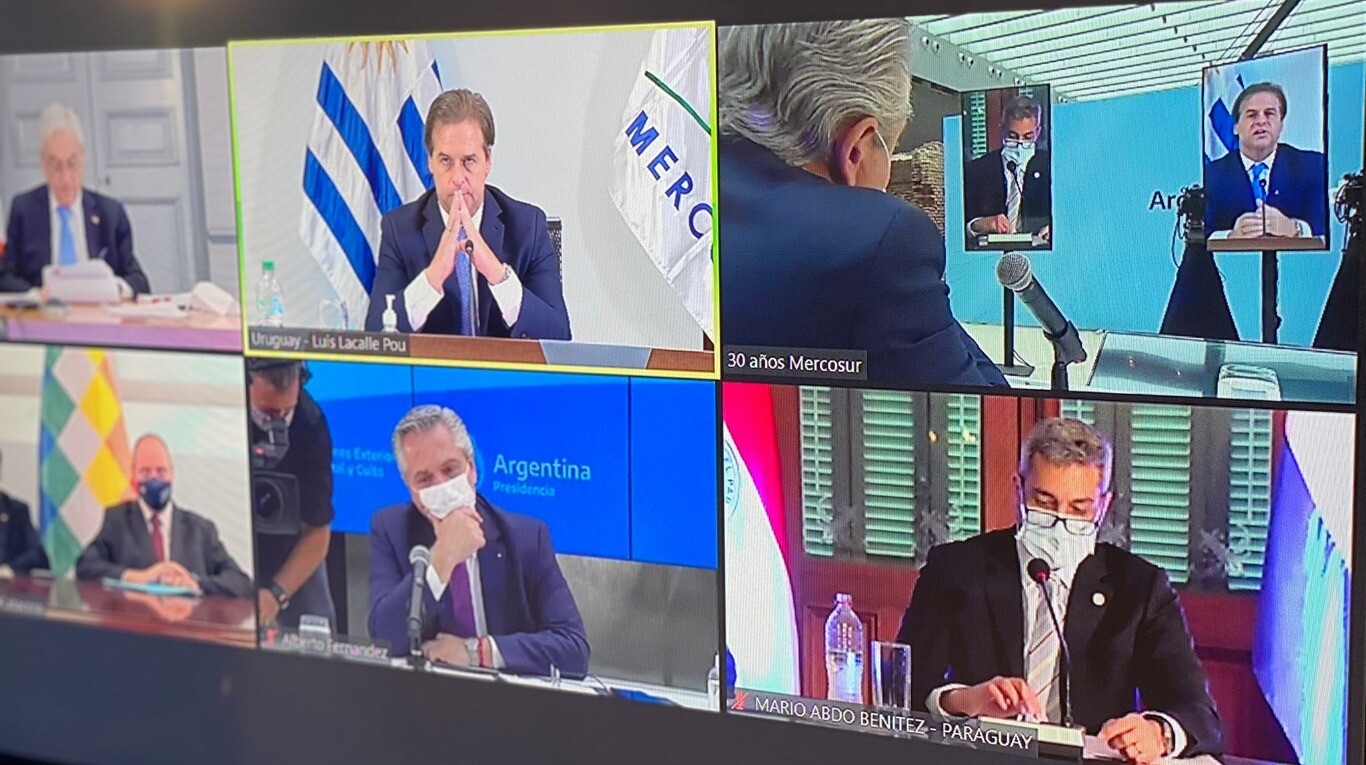 Lacalle Pou habló durante la Cumbre de Presidentes por los 30 años del Mercosurt. (Foto: Twitter/@compresidencia).
