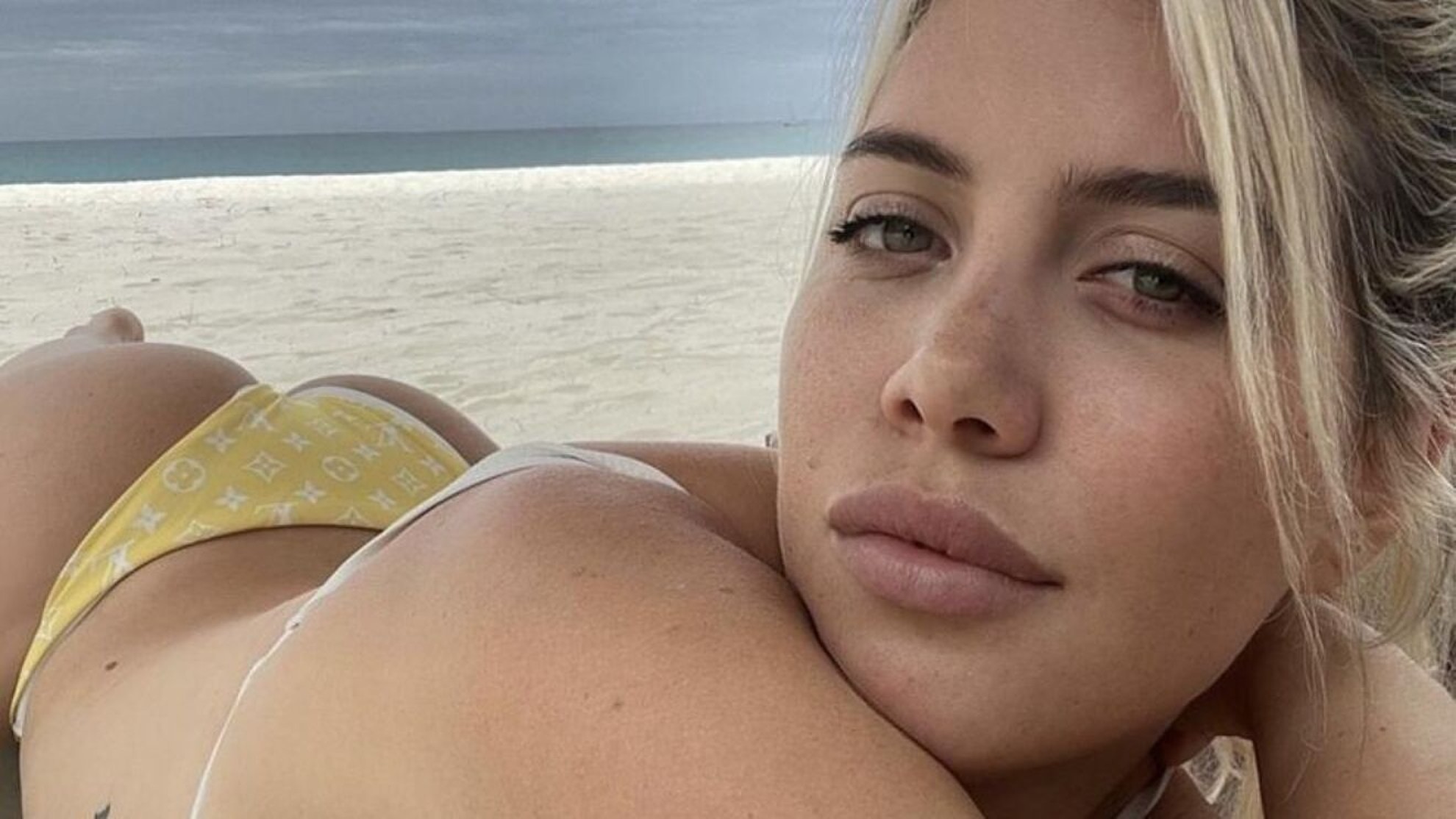 Wanda Nara se pasó con los retoques en una selfie en bikini frente al  espejo: “Ocho kilos menos” | eltrece