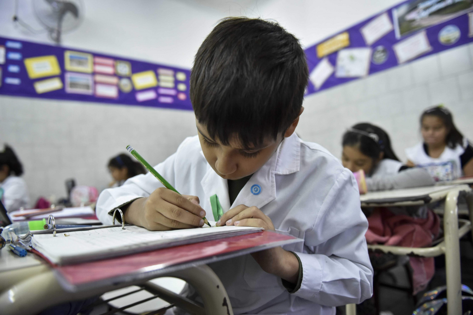 Escuelas bajo la lupa: un informe alerta por la desigualdad en las horas de  clases en la Argentina | TN