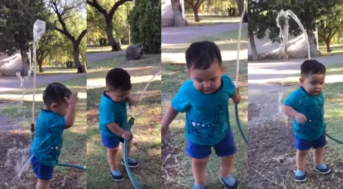 Nene jugando con manguera. Captura de video de Facebook @SonOfertasCuponesyOfertas.