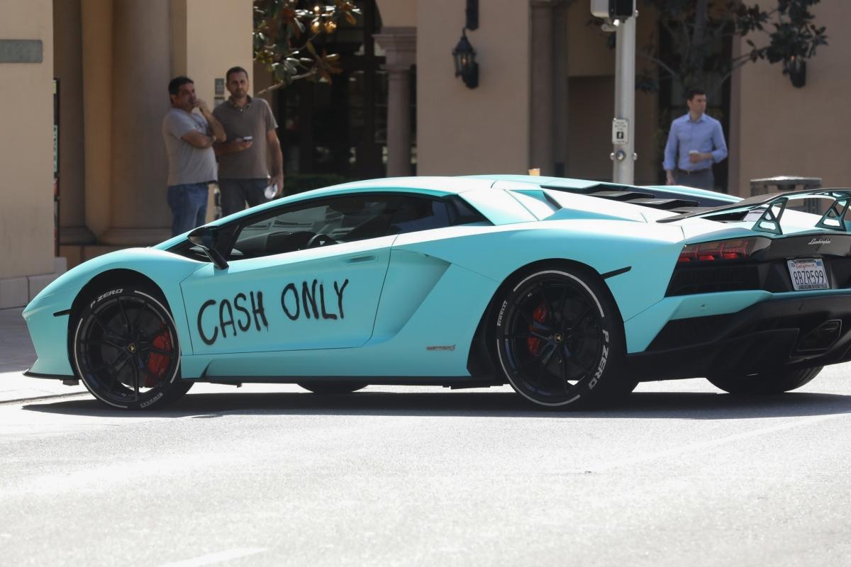 Justin Bieber “escrachó” con aerosol la puerta de su Lamborghini de   dólares | eltrece