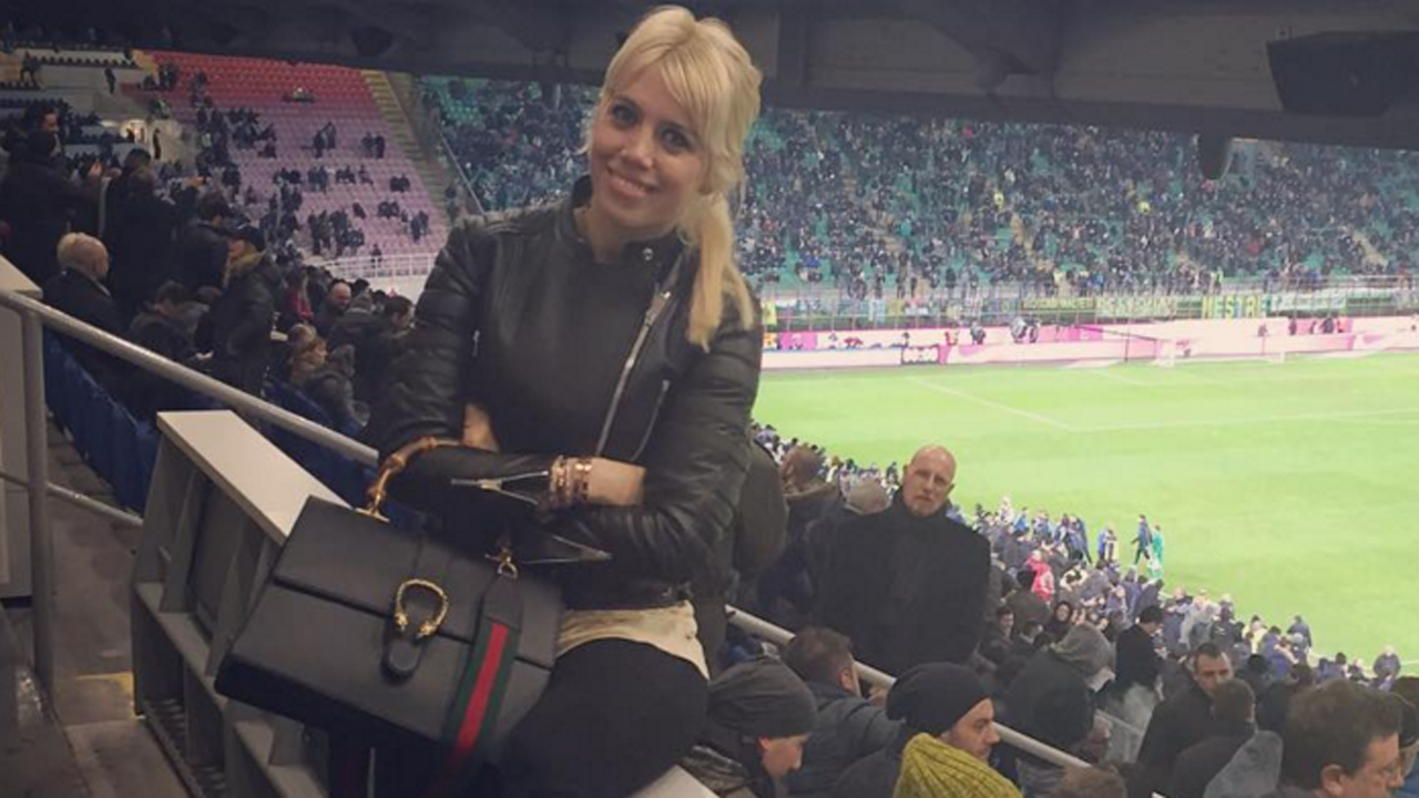 Wanda Nara se sacó una selfie para mostrar el escote, pero la mataron por su ¿nueva? dentadura