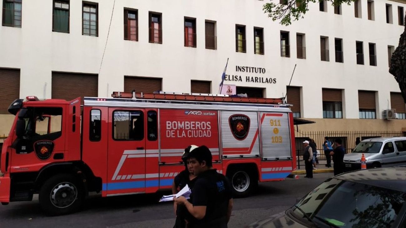 Conmoción en Flores: un adolescente de 14 años se cayó desde el segundo piso del colegio