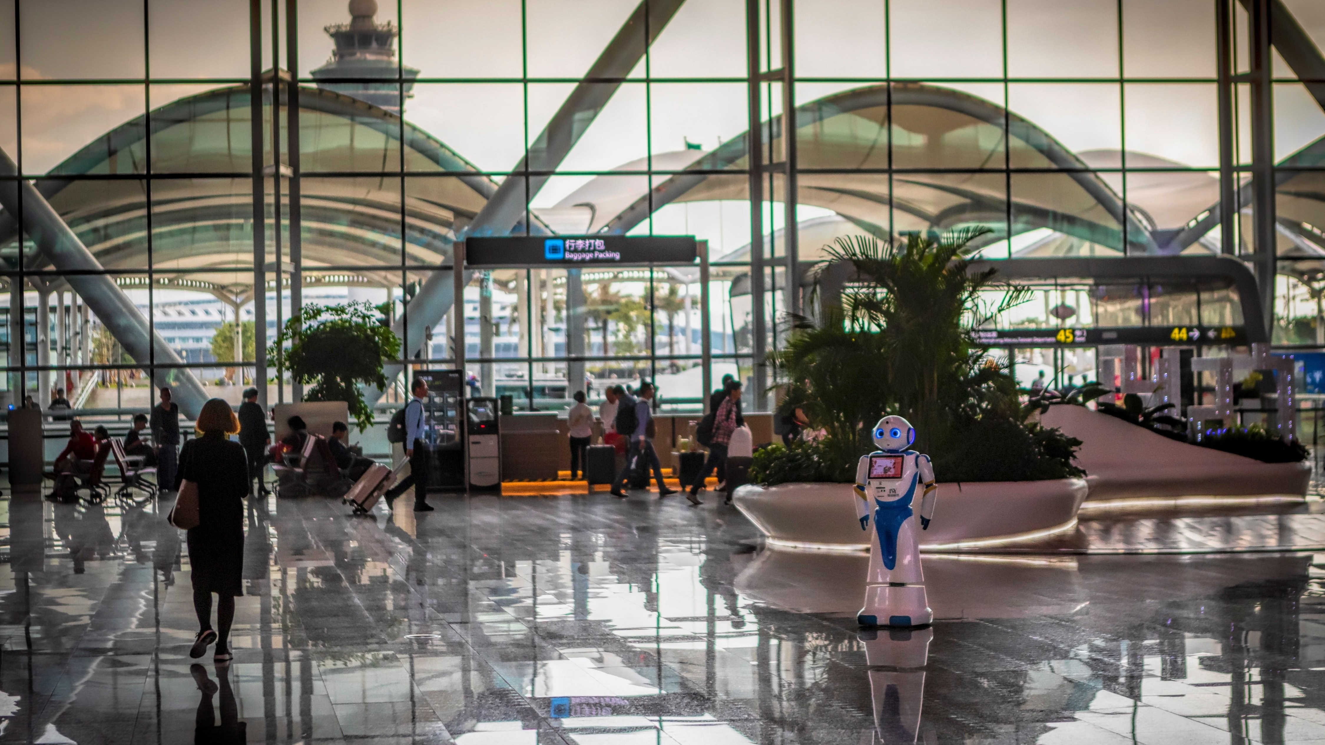 Un robot de inteligencia artificial en el Aeropuerto de Guangzhou, China. (Imagen EFE/ Aleksandar Plavevski)