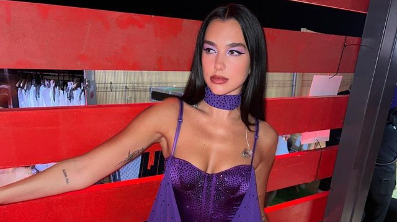 Dua Lipa sorprendió con su total look en color violeta. (Foto: Instagram/@dualipa).