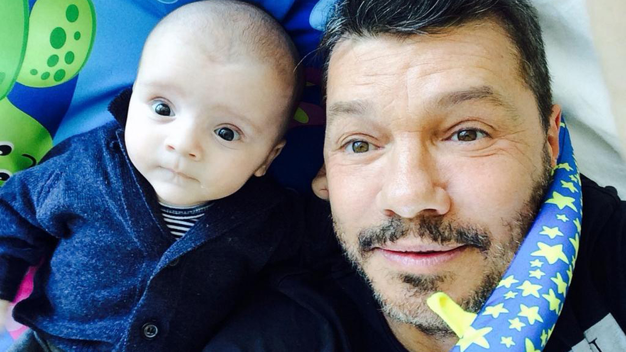 Marcelo Tinelli y su hijito Lorenzo, retratados por un artista