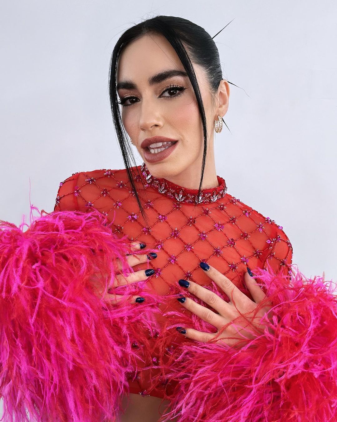 Lali Espósito eligió un top con plumas transparente y se sumó a la  tendencia “libera el pezón“ | TN