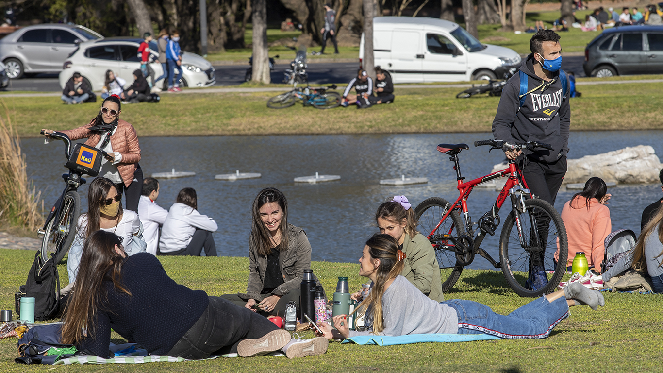 El Día de la Primavera se festeja en medio de la pandemia y las autoridades le piden a los jóvenes que cumplan con las medidas de prevención. (Foto: NA)