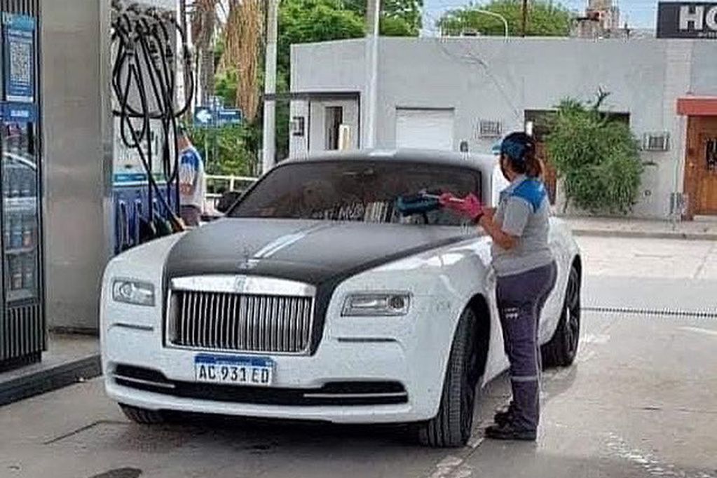Rộ tin đội Saudi Arabia nhận siêu xe Rolls Royce sau chiến thắng Argentina