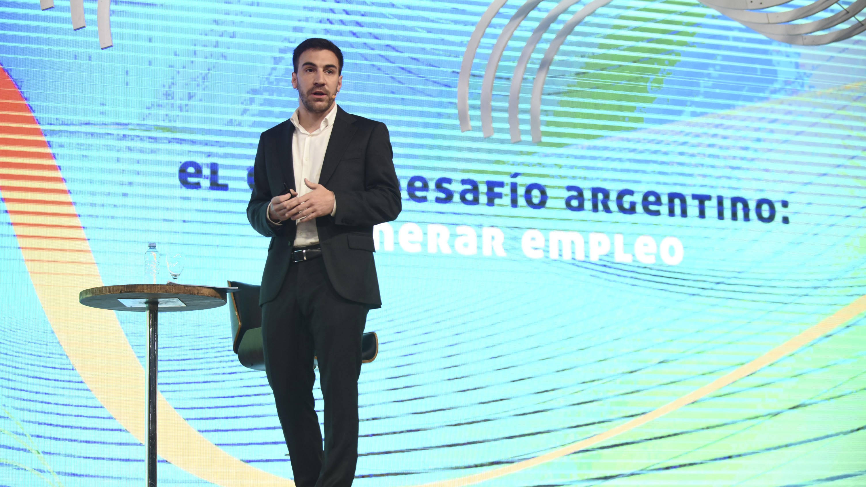 El economista jefe de IDEA, Santiago Bulat, presentó la propuesta para generar empleo en la Argentina. (Foto: coloquio de IDEA)