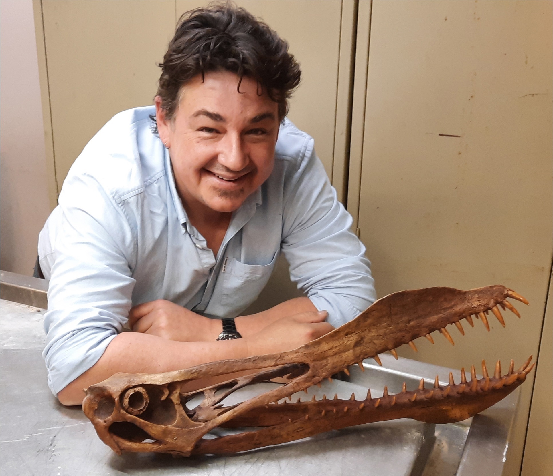 SÍDNEY (AUSTRALIA), 10/08/2021.- Un grupo de científicos descubrió los restos de un dinosaurio gigante volador, descrito como un "temible dragón", el Thapunngaka shawi, que habitó en el territorio australiano durante el período Cretácico, que comenzó hace 145 millones de años y terminó hace 66 millones de años. En la imagen, Tim Richards, el jefe del equipo que analizó el pletosaurio, con los restos fósiles del reptil volador prehistórico. EFE/ Tim Richards/ Archivo SOLO USO EDITORIAL/SOLO DISPONIBLE PARA ILUSTRAR LA NOTICIA QUE ACOMPAÑA (CRÉDITO OBLIGATORIO)
